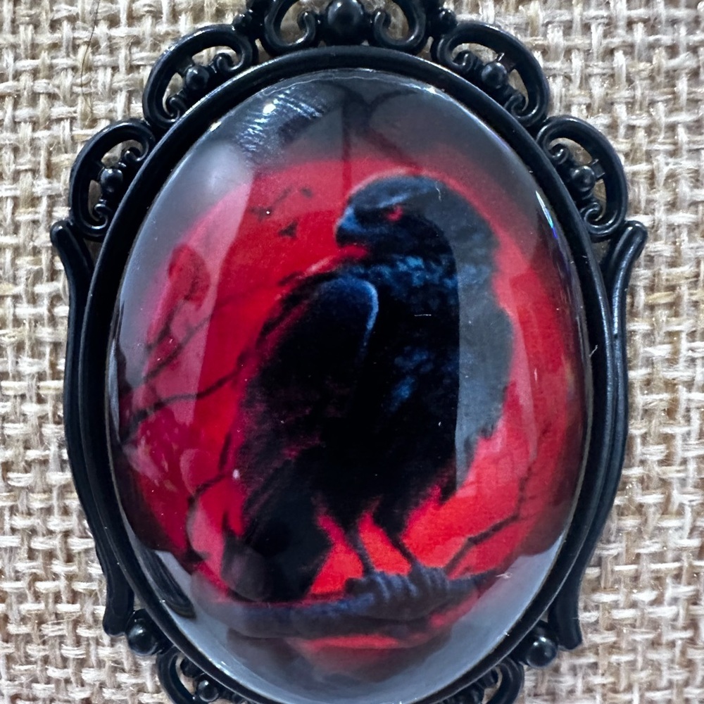 Vintage Style Raven w/ red background New 2.5"​ - Picture 2 of 3
